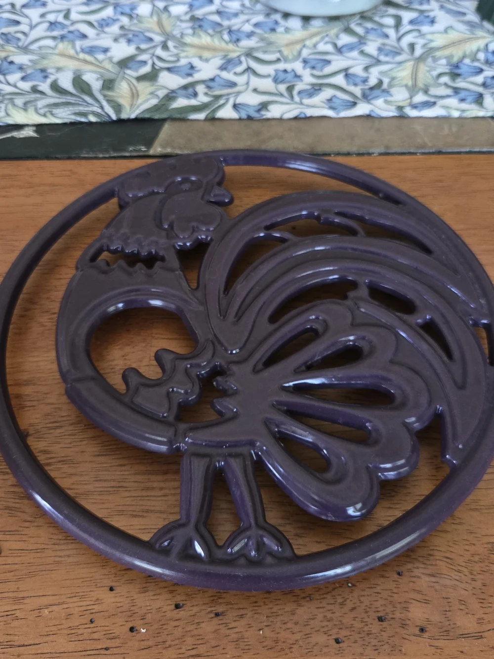 Vintage-Style Cast Iron Rooster Trivet - Deep Purple Farmhouse Decor